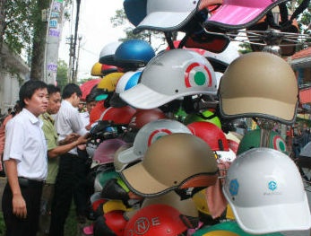 Đẩy mạnh công tác kiểm tra mũ bảo hiểm tại nơi sản xuất 